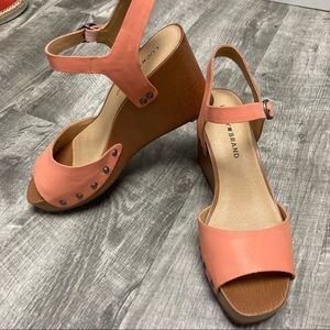 Lucky Brand wooden wedge with coral straps